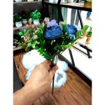 Rosas artificiales en una mano